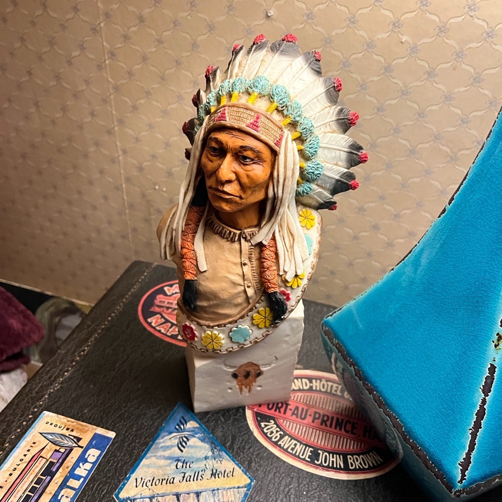 Castgana 1988 Native American Chief Bust Sculpture - Picture 4 of 11